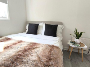 Bright CHISWICK Apartment - Great LOCATION